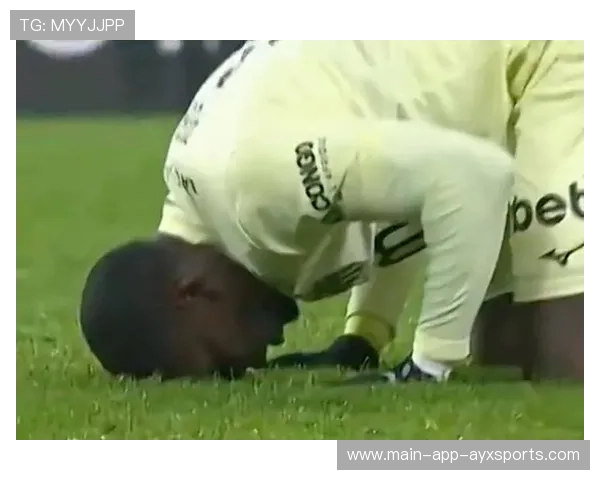 博格巴泪洒球场!811天后复出瞬间全网刷屏 博格巴泪洒球场!811天后复出瞬间全网刷屏