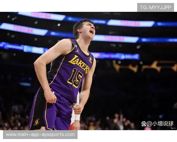 NBA湖人里夫斯拉杆后仰神仙打板得分：篮球艺术的完美呈现