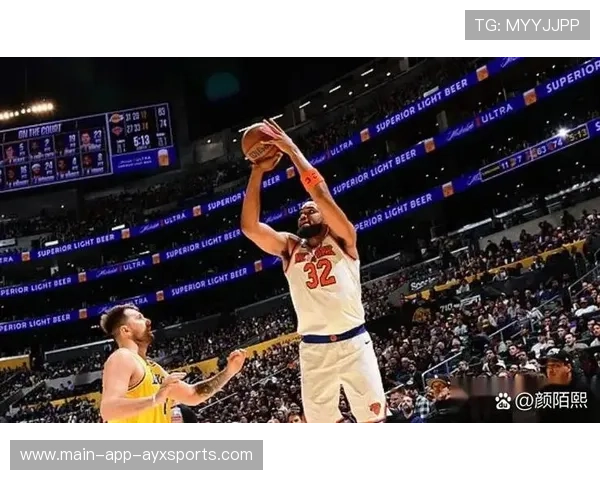 NBA湖人里夫斯拉杆后仰神仙打板得分：篮球艺术的完美呈现