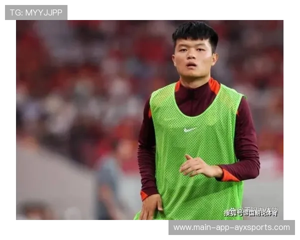 上海海港杨希插上送出传中，门前包抄形成近距离攻门